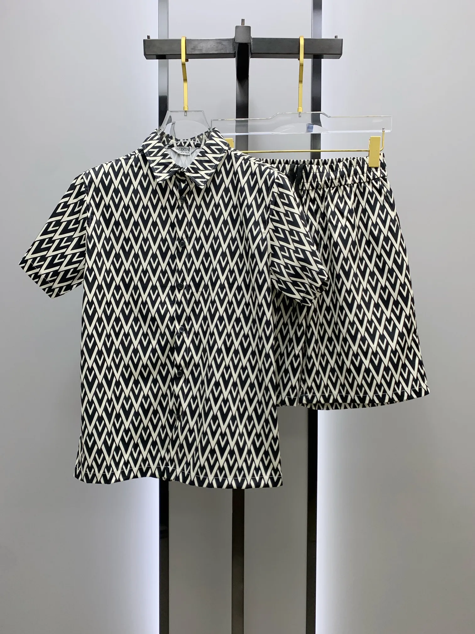 2026 Summer New Arrival Valentino printed lapel short-sleeved shirt suit, Premium version! Customized fabrics, breathable, high comfort, impeccable details, reflecting high quality. It feels delicate and soft, presents a casual cut, and has a great upper body fit. Sizes M-3XL
